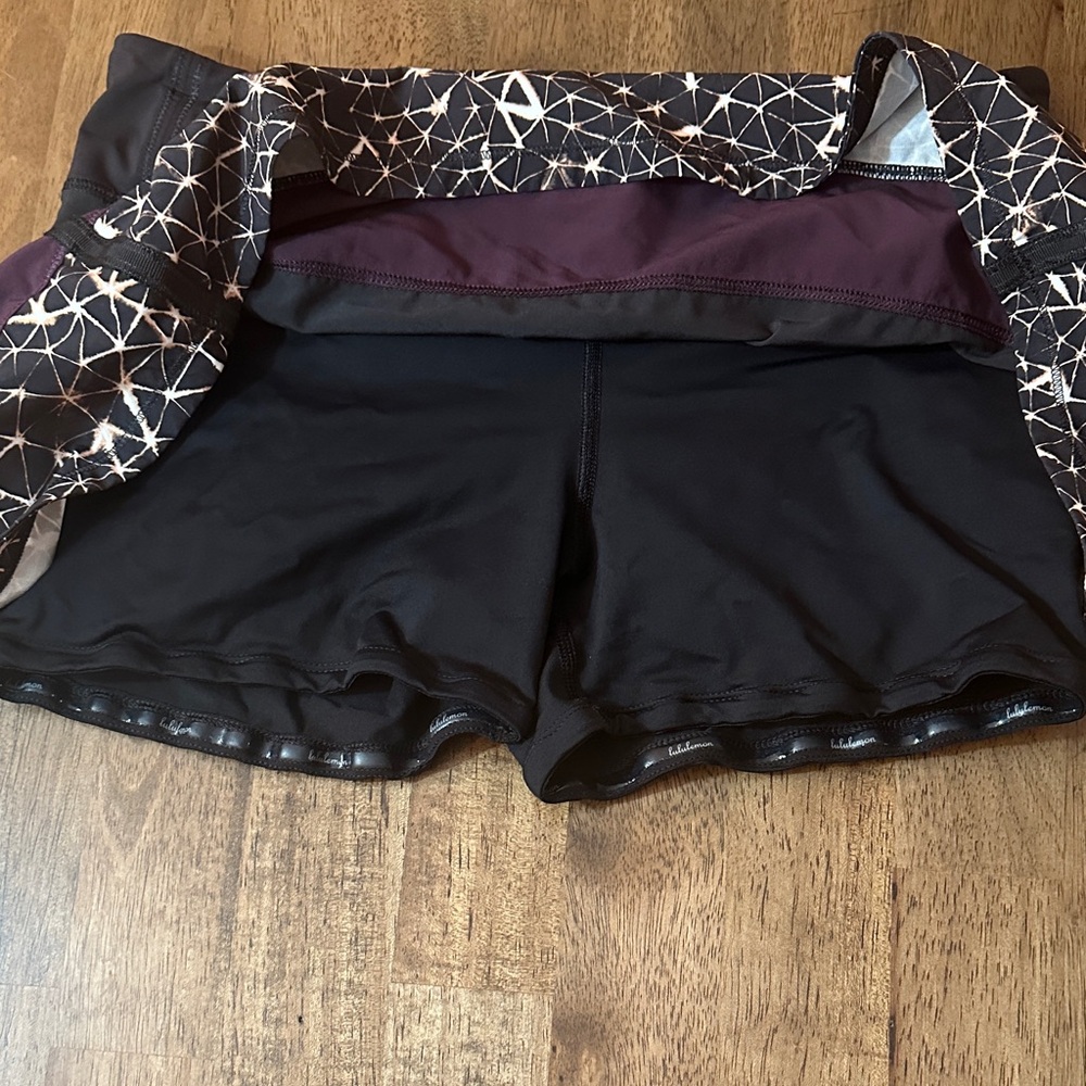 lululemon athletica Black and Plum Circle Running Skort. Size 8 - Picture 8 of 8